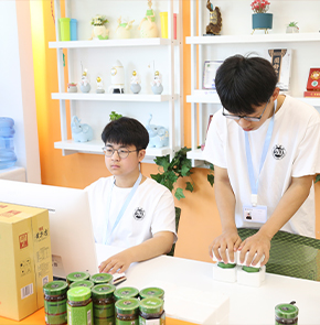 學(xué)子整理商品