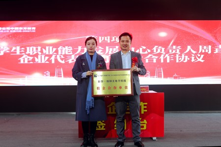 1637915899845792.jpg 164193914279442b3d017e17762e1f9.jpg